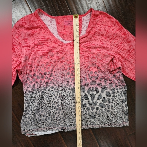 Activology Womens Ombre Animal Print V Neck Top - Picture 5 of 8